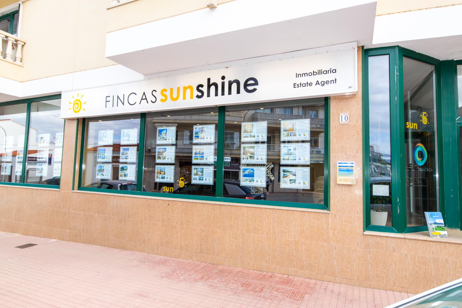 Oficina de Fincas Sunshine, en la Ronda de s'Estància de Es Mercadal