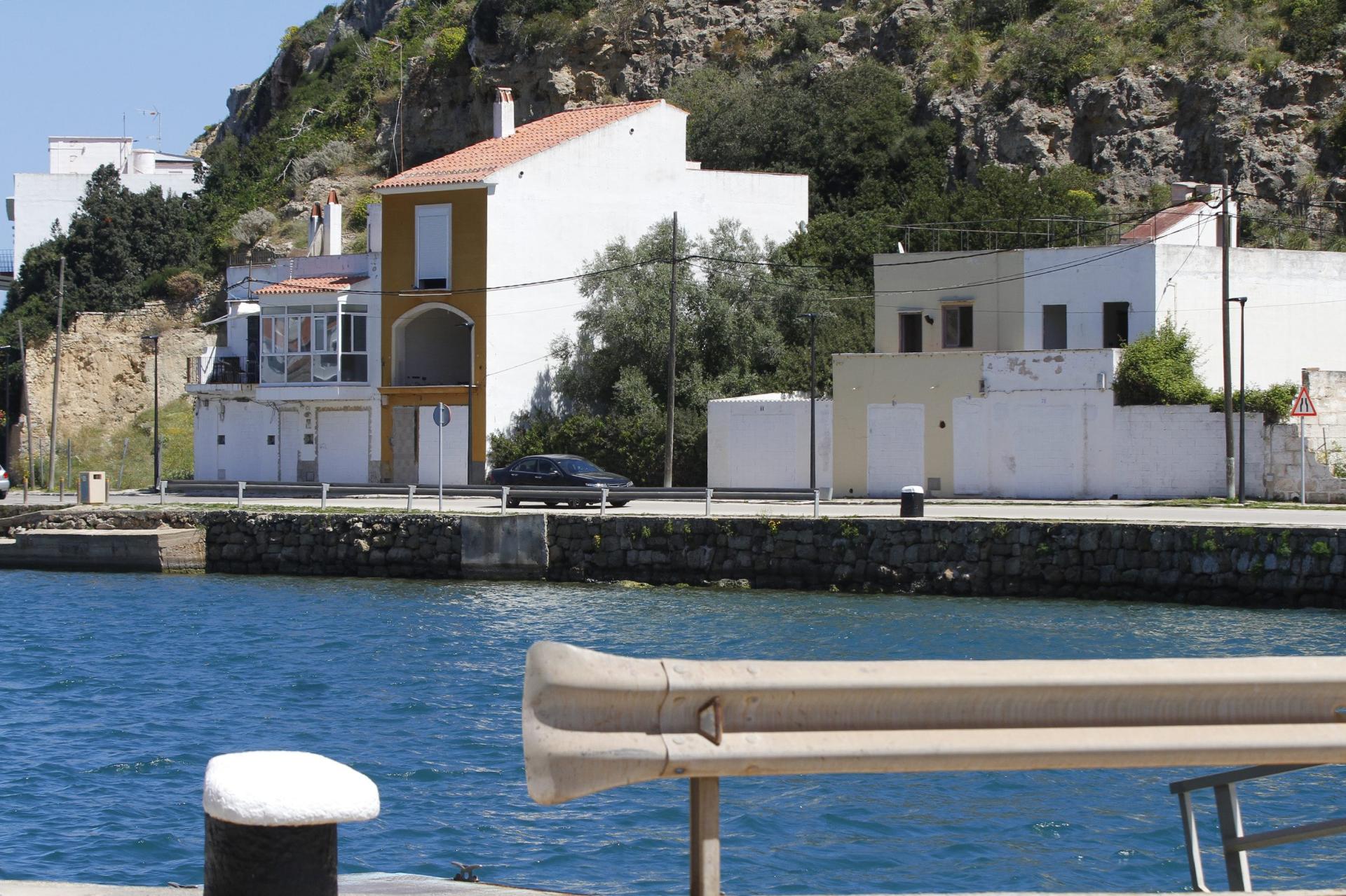 MAHON. VIVIENDA. Del privilegio de vivir a pie de mar a la ruina de las casas portuarias de MaÃ³ y Fornells. Revertidas a la administraciÃ³n por haber caducado la concesiÃ³n, los edificios se debaten entre el abandono, el deterioro y un destino incierto. 