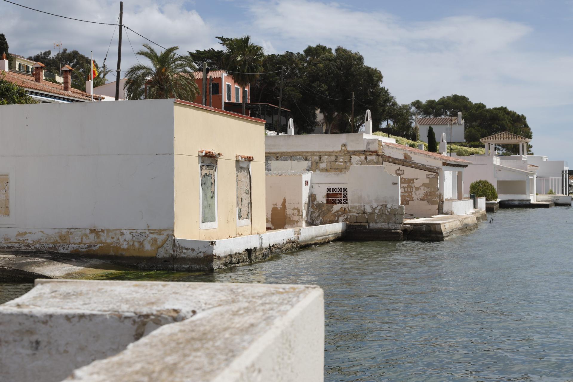 MAHON. VIVIENDA. Del privilegio de vivir a pie de mar a la ruina de las casas portuarias de MaÃ³ y Fornells. Revertidas a la administraciÃ³n por haber caducado la concesiÃ³n, los edificios se debaten entre el abandono, el deterioro y un destino incierto. 