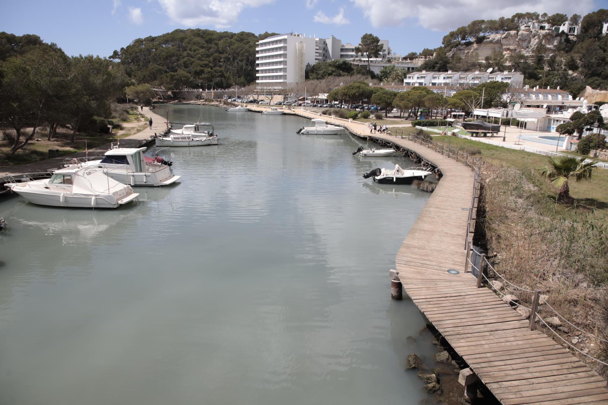 CIUTADELLA - TORRENTES - Fuerte hedor y agua blanquecina en el torrente de Cala Galdana.Ciutadella, dispuesta a renovar el alca