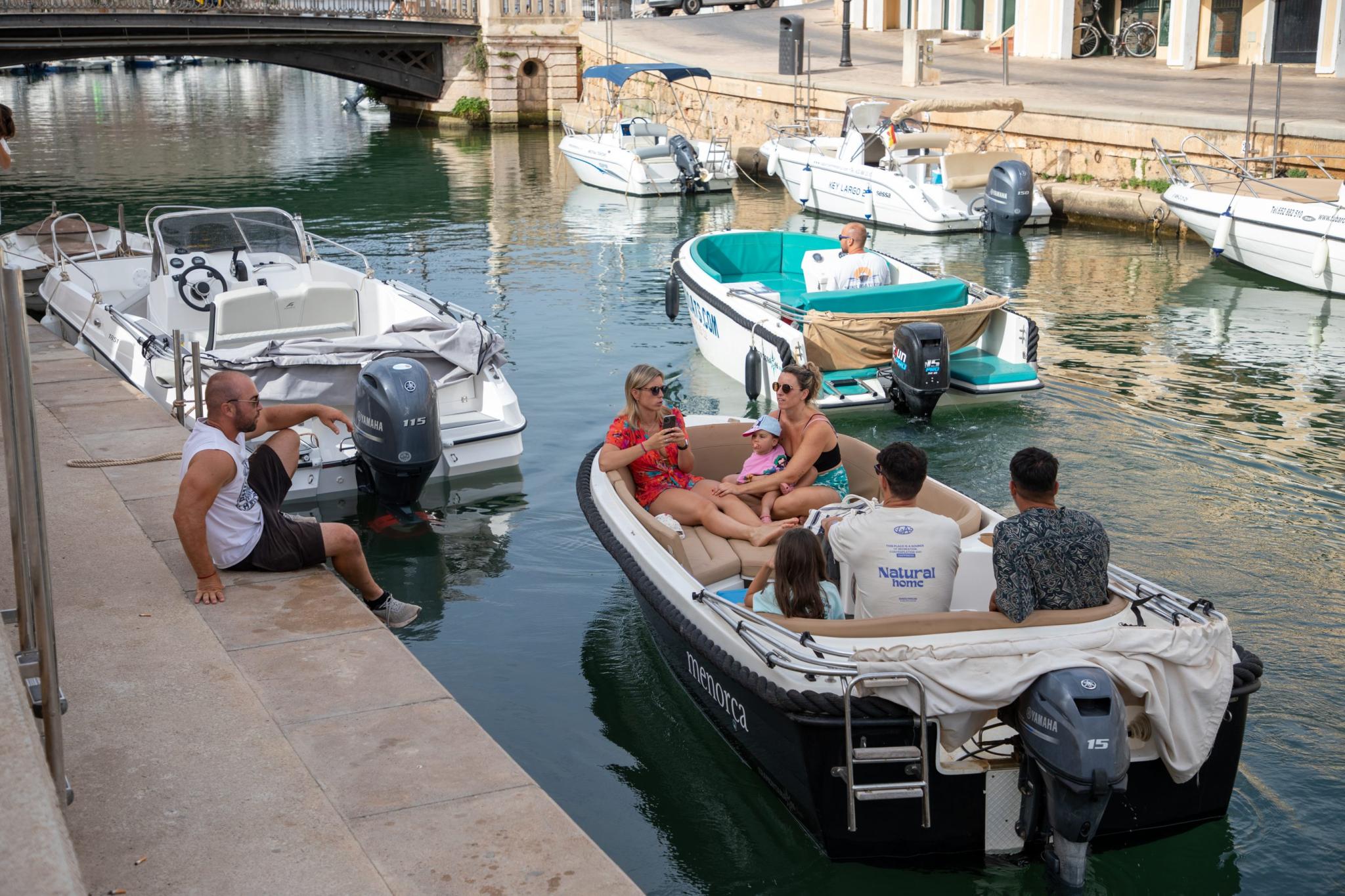 Embarcaciones de alquiler sin titulación en el puerto de Ciutadella.