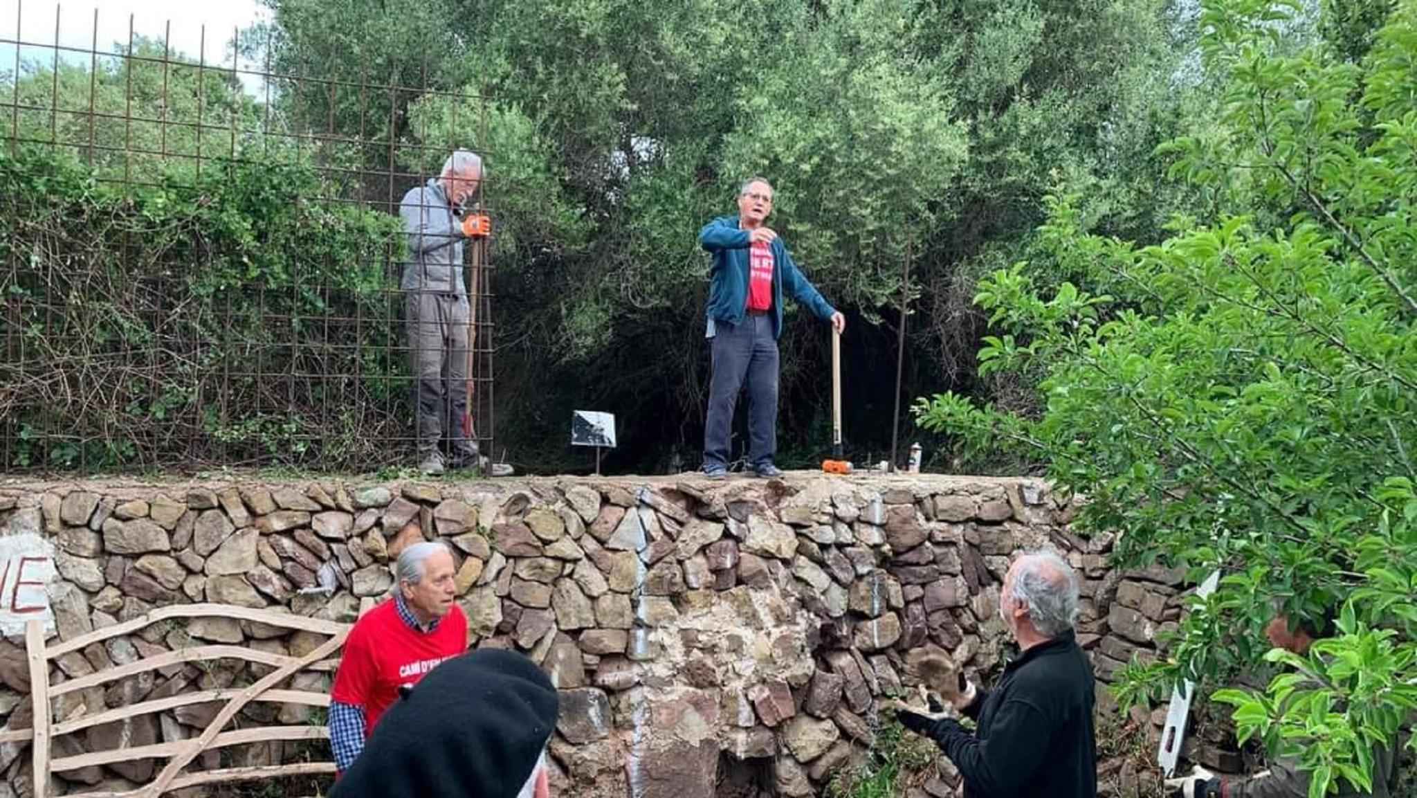 MENORCA. CAMINOS. El CamÃ­ dâen Kane, abierto ya en Binimoti. Un grupo de voluntarios derroca el muro para habilitar el uso pÃ