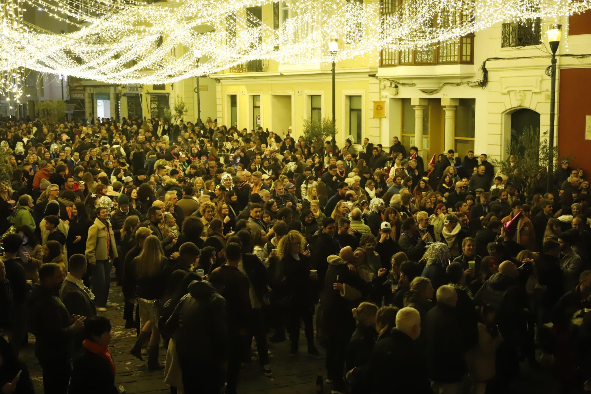 Ambiente lleno de fiesta en la noche de Ao Nuevo en Mao.