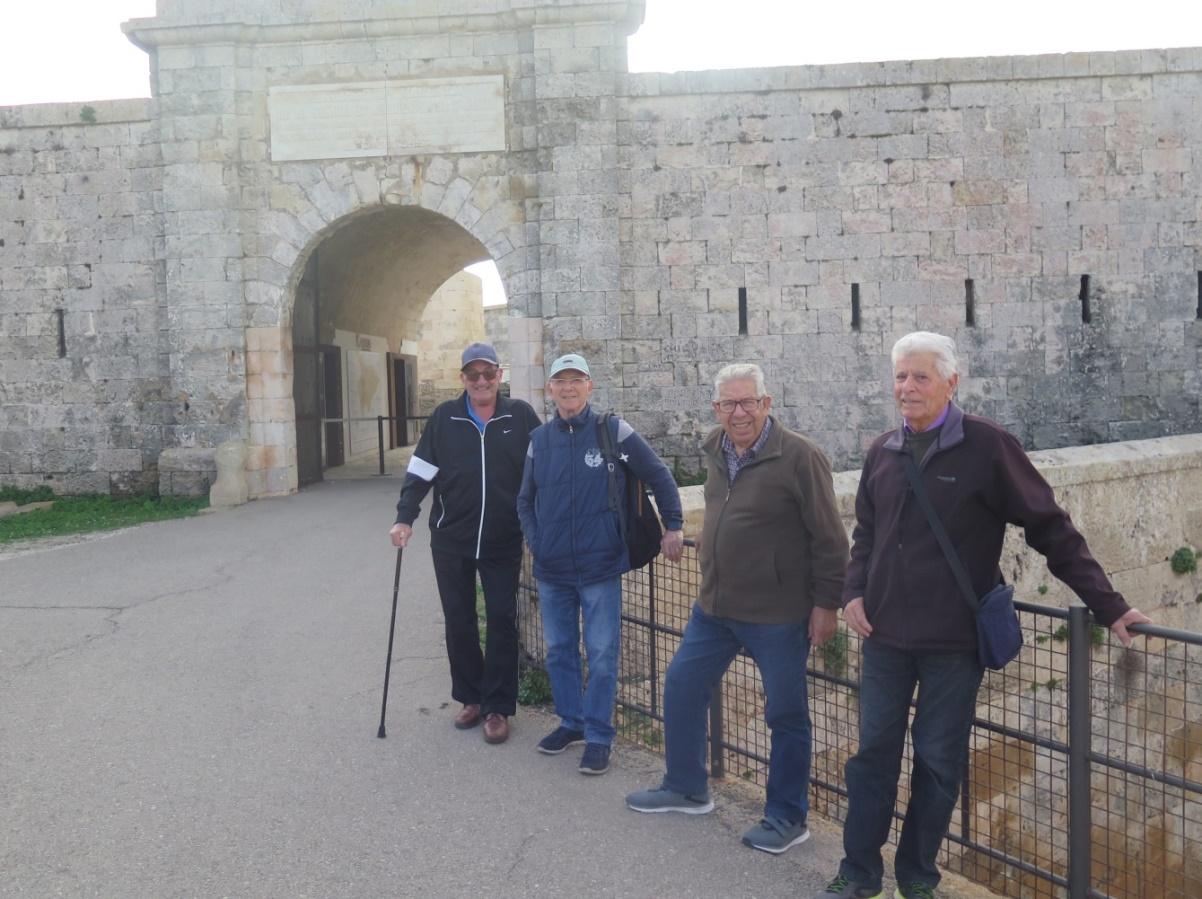 Façana de ‘Penita’ el desembre de 2024 amb quatre veterans.