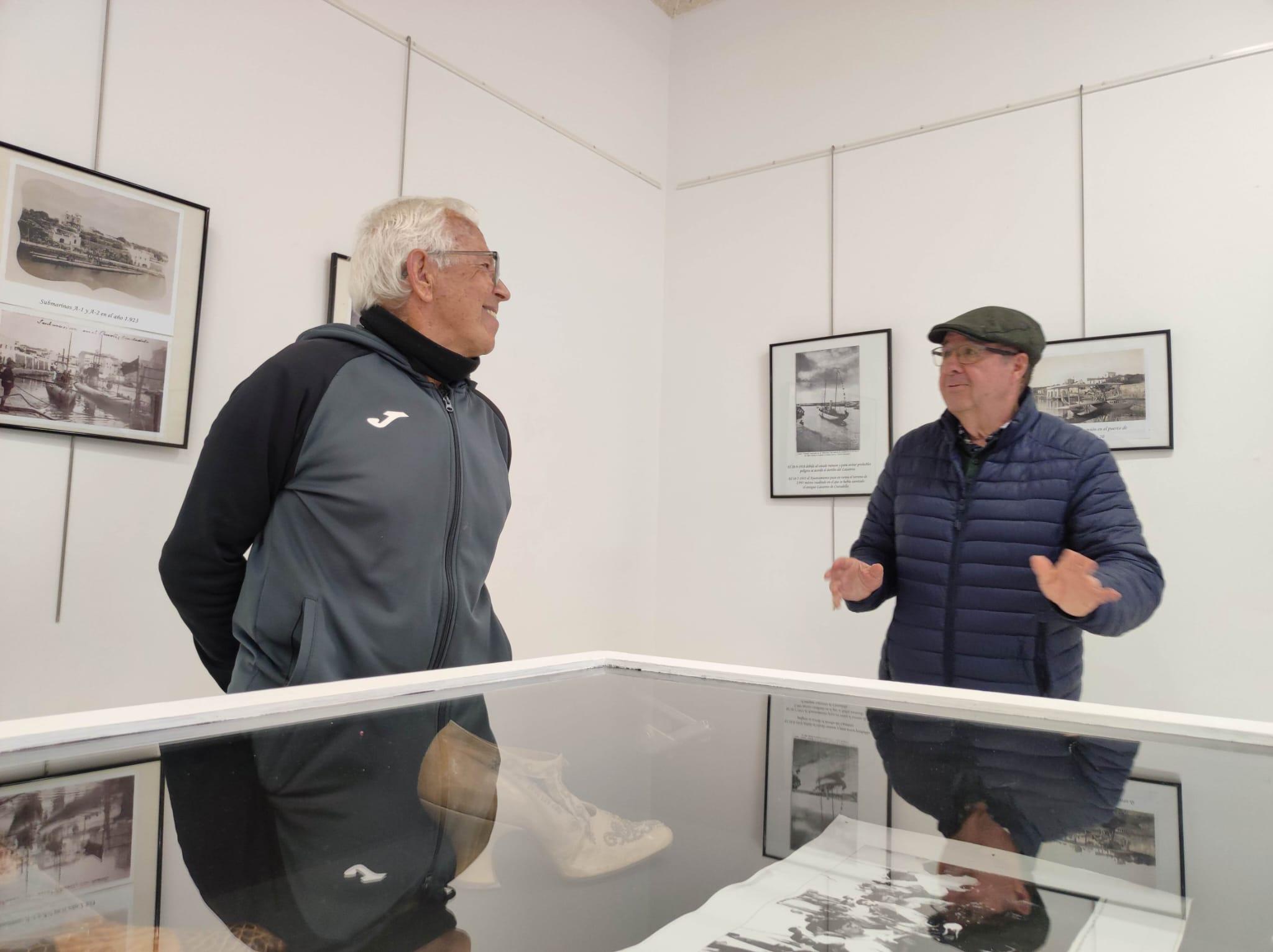 Damià Bosch y Cristóbal Hernández, del fotoclub, en la Xec Coll.